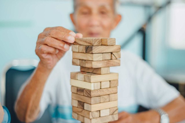  别再只刷手机了！科学家：学新技能...