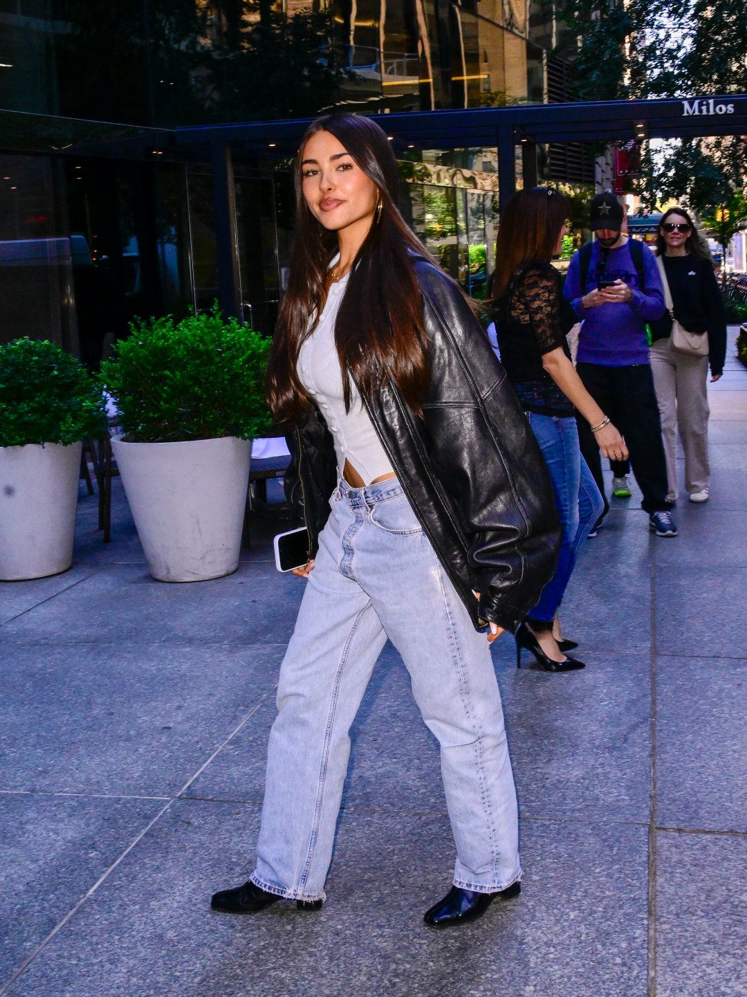 Madison Beer 穿着阔腿裤与短靴