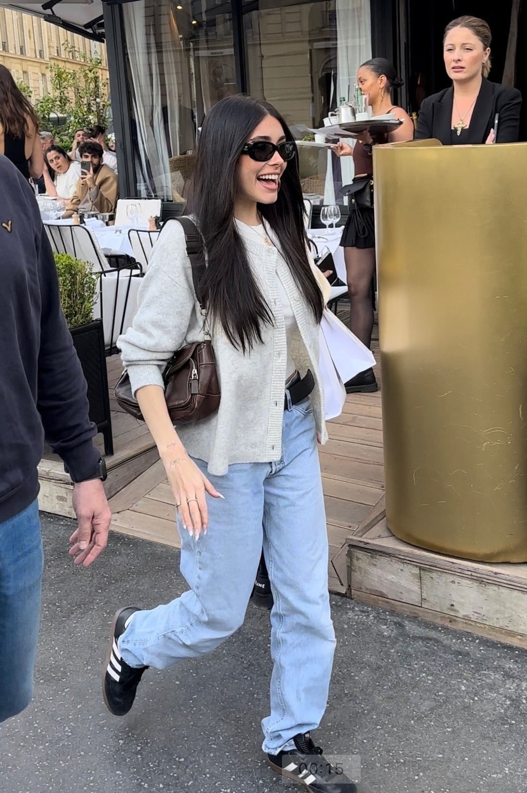 Madison Beer 穿着 Adidas Samba
