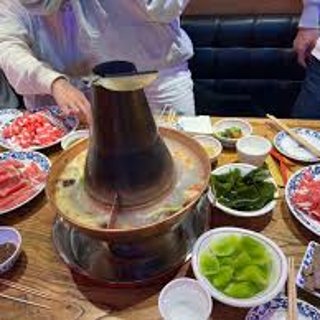 洛杉矶终于吃到了这一口，东镇炭火铜锅真的...