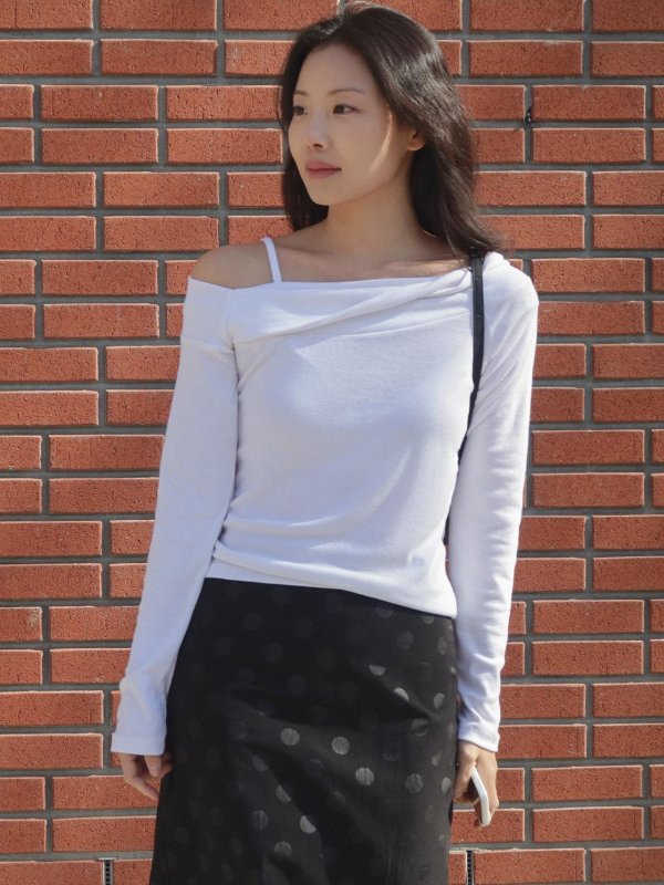 TILLIDIE Lupita Pick Twisted Off-Shoulder T-Shirt Ivory