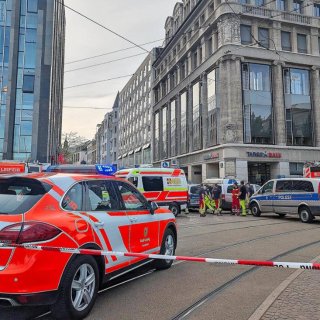 莱比锡市中心突发！汽车冲进人群致2死多伤...