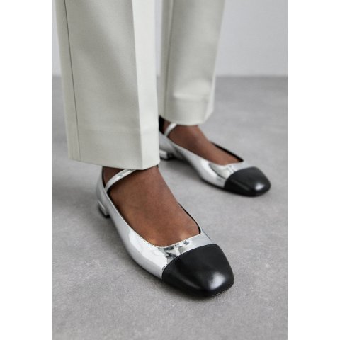 Stuart WeitzmanEDEN STRAP FLAT 黑色芭蕾鞋