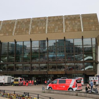 莱比锡市中心突发！汽车冲进人群致2死多伤...
