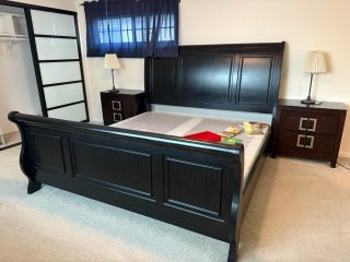 King size 的床架和box...