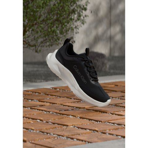 LIGHT RUNNER 黑色休闲鞋