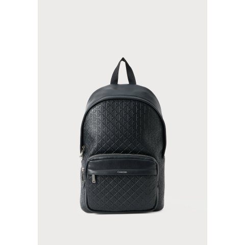 EMBOSSED EMBLEM 黑色双肩包