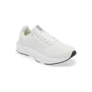 New Balance FuelCell Propel v5 跑鞋 男女通用