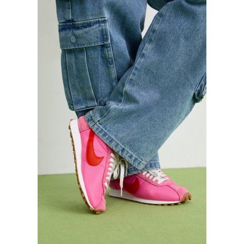 NikeLD 1000 粉色运动鞋