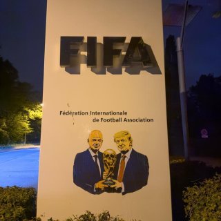 世界杯还没开幕，FIFA先被骂上苏黎世街...