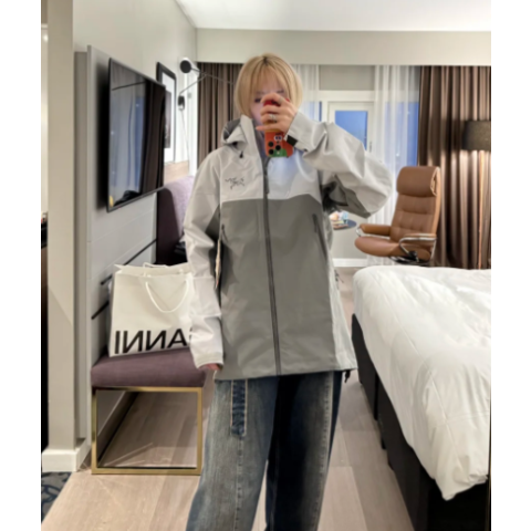 Alpha Jacket 女款轻质耐用户外夹克