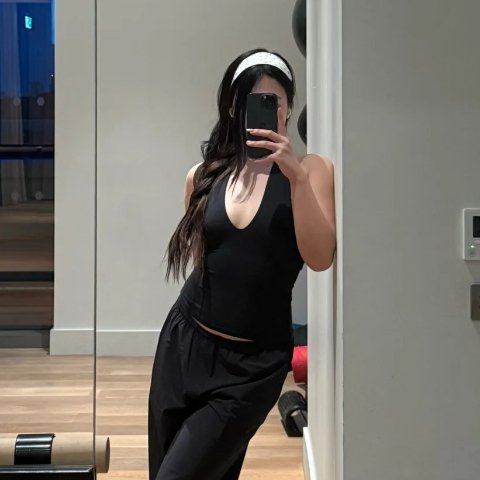 视觉上无限拉长颈部线条！！NikeSKIMS Studio 弹力低领背心 女款
