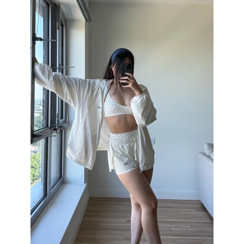 自带收腹提臀比例！长款印花辣妹必入NikeSKIMS 哑光长款V领印花文胸 女款