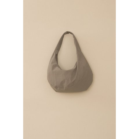 FORM BAG 硬挺纹理拉链包 