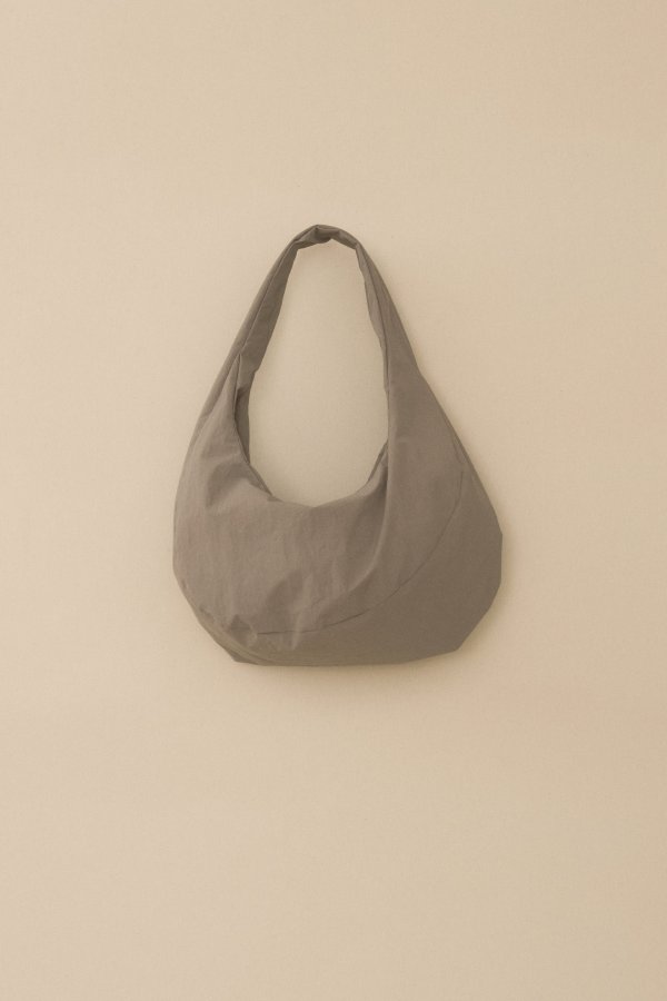 FORM BAG 硬挺纹理拉链包 