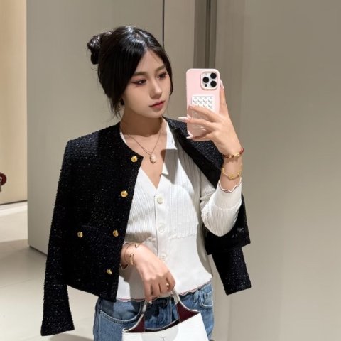 经典黑色粗花呢面料挺括有型，剪裁利落干净Maje 女士短款粗花呢夹克 黑色